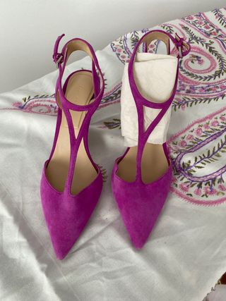 37. Zapatos descañonados ante lila\\/rosa de Zara. de segunda mano por 15  EUR en Oviedo en WALLAPOP