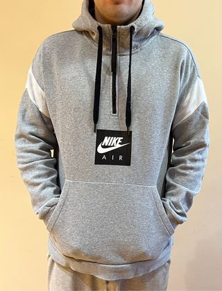 Sudadera NIKE AIR GRIS con capucha de segunda mano por 25 EUR en Barcelona  en WALLAPOP