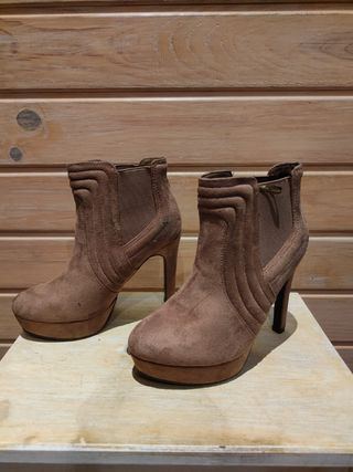 Botas de tacón talla 35 de segunda mano por 9,99 EUR en Ponferrada en  WALLAPOP