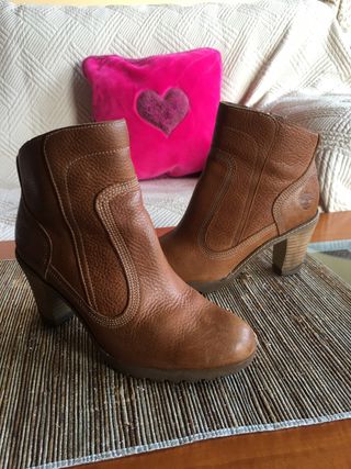 Botines tacón piel Timberland sin estrenar de segunda mano por 48 EUR en  Banyoles en WALLAPOP