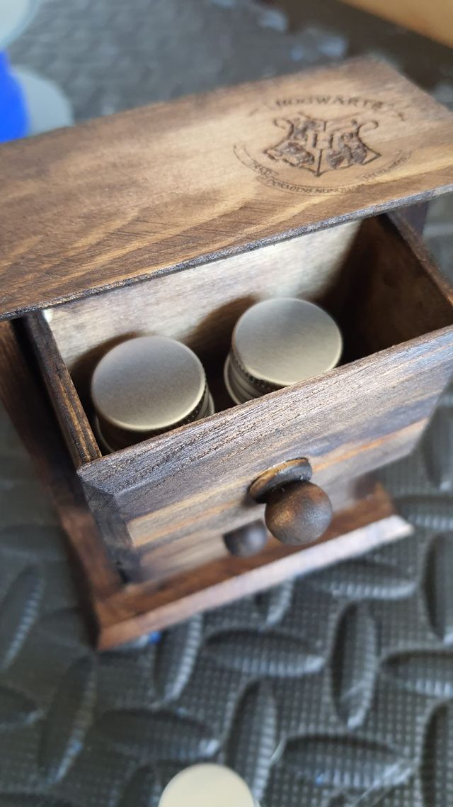 Cajas con logo Hogwarts grabado a láser. HP