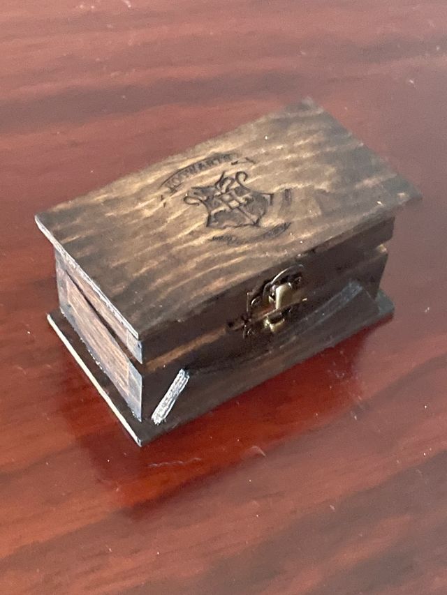 Cajas con logo Hogwarts grabado a láser. HP