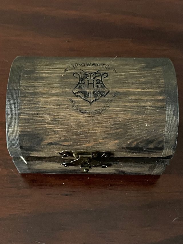 Cajas con logo Hogwarts grabado a láser. HP
