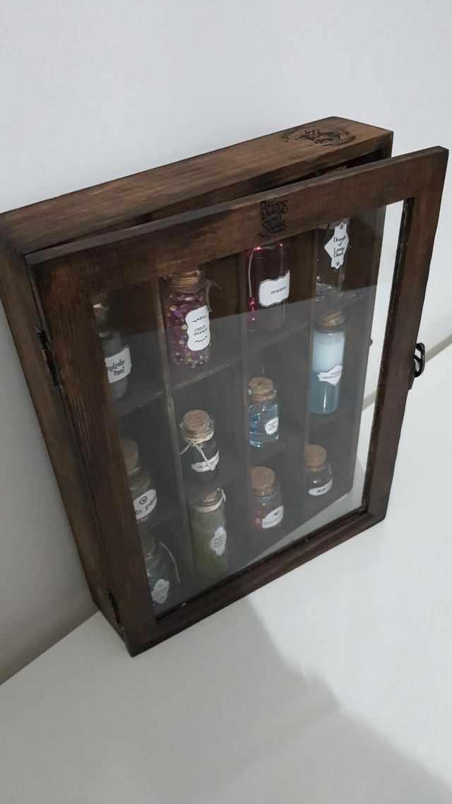 Cajas con logo Hogwarts grabado a láser. HP