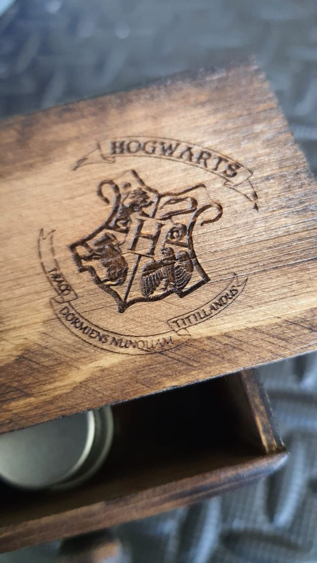 Cajas con logo Hogwarts grabado a láser. HP