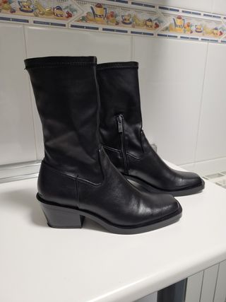 Botines negros ajustados Stradivarius de segunda mano por 15 EUR en  Tabanera del Monte en WALLAPOP