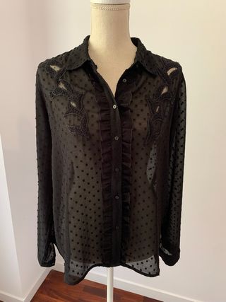 Camisa plumeti negra de Zara de segunda mano por 3 EUR en Oviedo en WALLAPOP