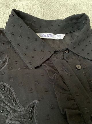 Camisa plumeti negra de Zara de segunda mano por 3 EUR en Oviedo en WALLAPOP
