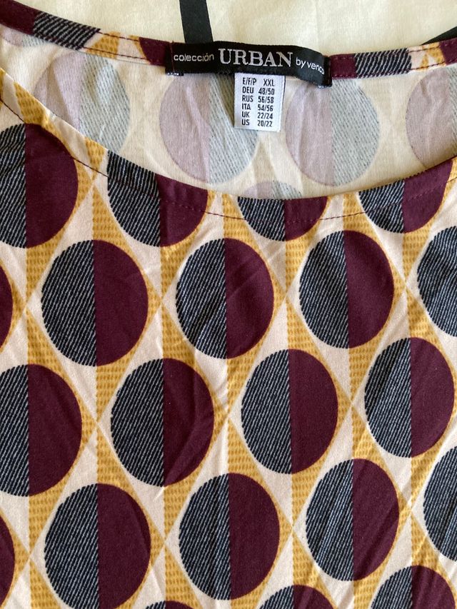 Vestido de figuras geométricas.