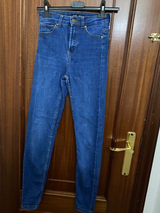 Jeans tiro alto Bershka de segunda mano por 5 EUR en Lugo en WALLAPOP