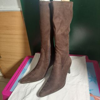 Botas marrones elásticas n.39 de segunda mano por 6 EUR en Dos Hermanas en  WALLAPOP
