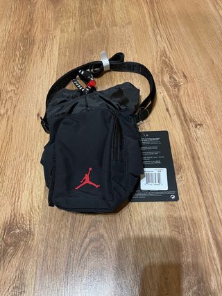 Bandolera Nike Jordan negra y roja talla única nue de segunda mano por 25  EUR en Madrid en WALLAPOP