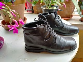 Botines de Mujer todo piel auténtica de segunda mano por 9 EUR en Ciudad  Real en WALLAPOP