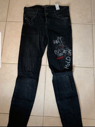 Pantalón Vaquero Tachuelas Zara de segunda mano por 10 EUR en León en  WALLAPOP