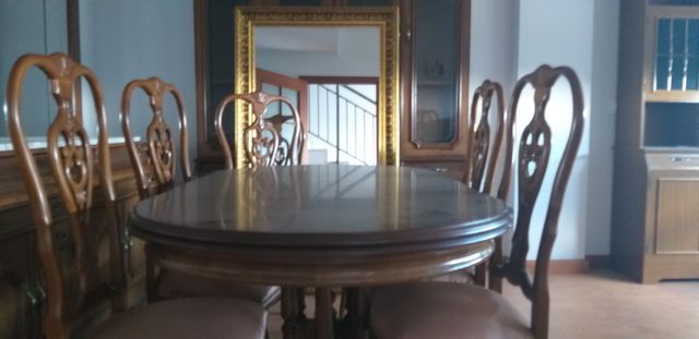 Mesa y vitrina comedor