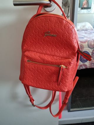 Mochila pequeña guess de segunda mano por 50 EUR en Montcada i Reixac en  WALLAPOP