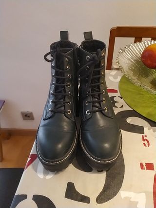 Botas para mujer Stradivarius de segunda mano por 35 EUR en Arenys de Mar  en WALLAPOP