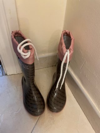 Botas de agua Guess niña nuevas sin uso de segunda mano por 10 EUR en  Málaga en WALLAPOP