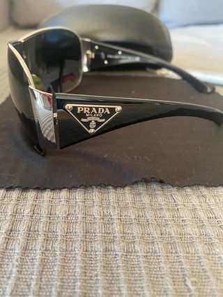 Gafas de sol de mujer PRADA de segunda mano por 40 EUR en Madrid en WALLAPOP