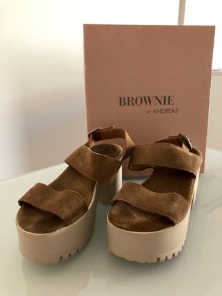 Sandalia plataforma de segunda mano por 10 EUR en Madrid en WALLAPOP