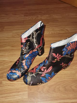 Botines Zara, bordados de segunda mano por 10 EUR en Pozo de Guadalajara en  WALLAPOP