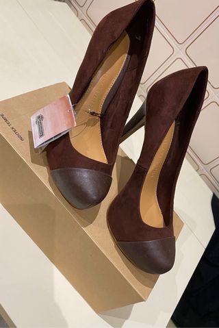 Zapato tacón marrón chocolate con etiqueta de segunda mano por 10 EUR en  Aldaia en WALLAPOP