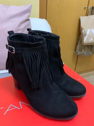 Botines negros. Con flecos de segunda mano por 3 EUR en Benicasim en  WALLAPOP