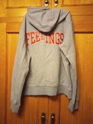 Sudadera gris de Pull Bear, T M de segunda mano por 5 EUR en Gandía en  WALLAPOP