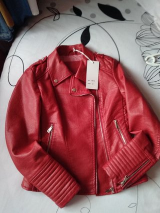 Cazadora roja polipiel de segunda mano por 15 EUR en Ciudad Real en WALLAPOP