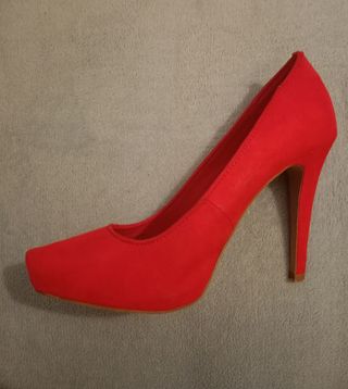Zapatos rojos bershka de segunda mano por 7 EUR en Torrejón de Ardoz en  WALLAPOP