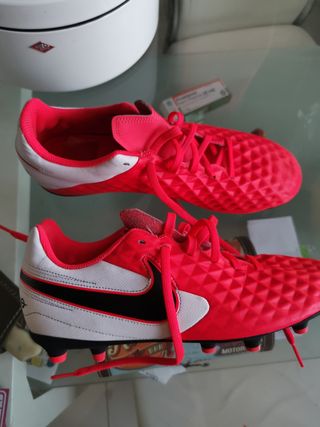 Botas fútbol nike tiempo talla 40.5 de segunda mano por 30 EUR en Piedras  Blancas en WALLAPOP