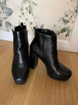 Botin negro bershka de segunda mano por 12 EUR en Madrid en WALLAPOP