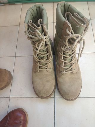 Oferta dos pares de botas militares de campaña de segunda mano por 28 EUR  en San Fernando de Henares en WALLAPOP