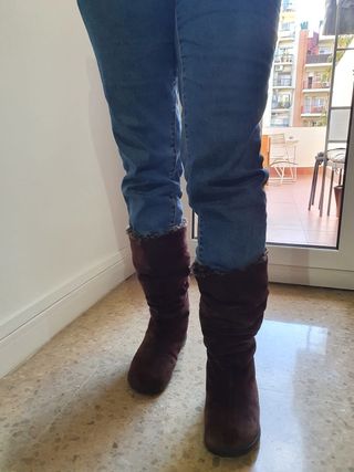 Botas marrones de gamuza de segunda mano por 29,99 EUR en Barcelona en  WALLAPOP