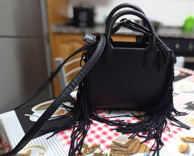 borsa nera con frange e tracolla