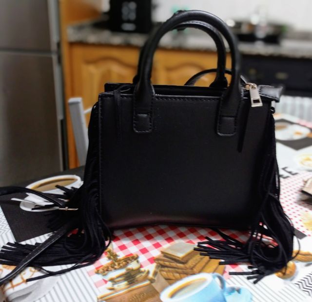 borsa nera con frange e tracolla