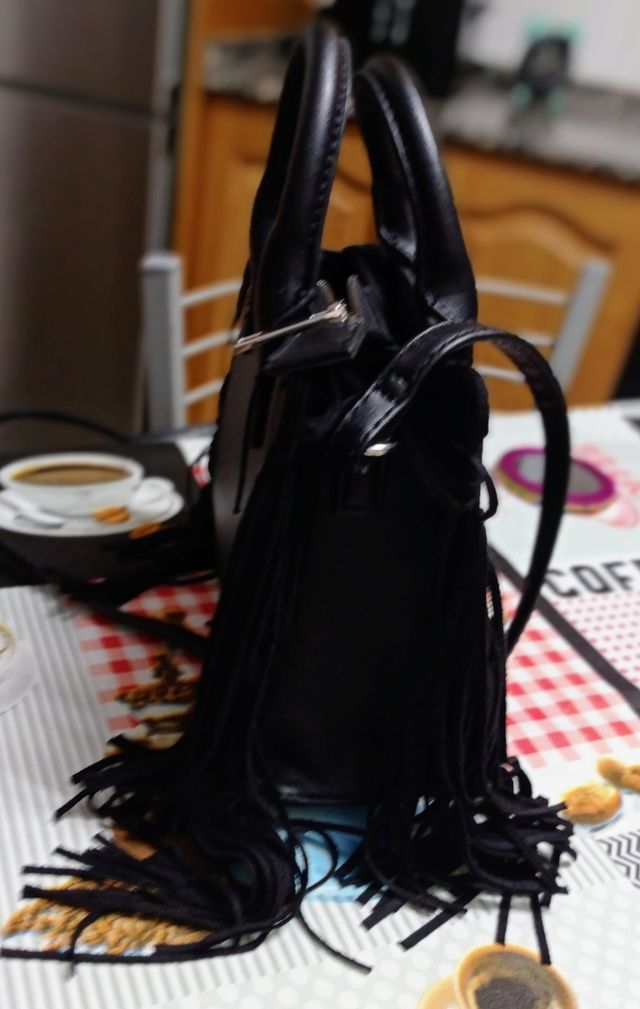 borsa nera con frange e tracolla