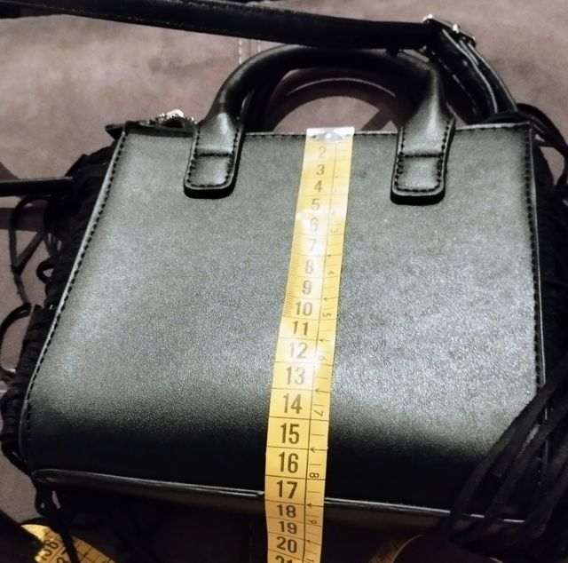 borsa nera con frange e tracolla
