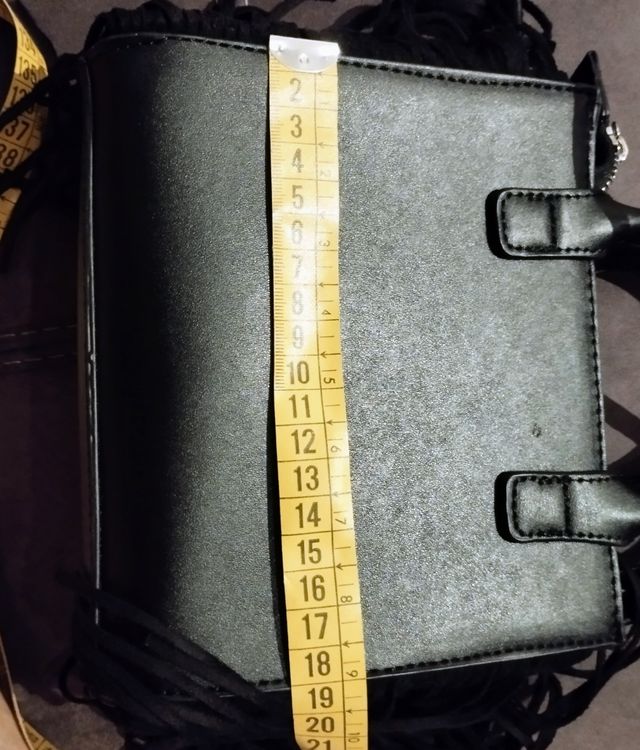 borsa nera con frange e tracolla