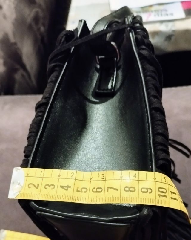 borsa nera con frange e tracolla
