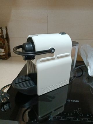 Cafetera Nespresso Inissia para piezas de segunda mano por 15 EUR en  Villanueva del Ariscal en WALLAPOP