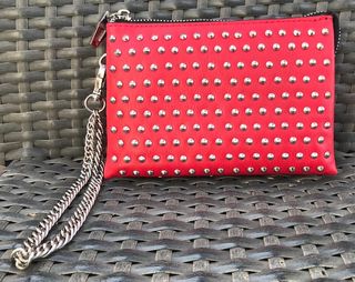 Bolso Clutch Tachuelas Rojo de ZARA de segunda mano por 35 EUR en  Fuenlabrada en WALLAPOP
