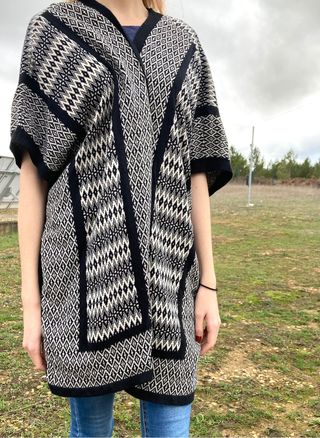 Chaqueta tipo poncho forrada de pelito en color blanco roto - Titania Closet