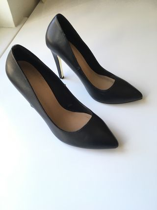Zapatos salón tacón dorado de Zara de segunda mano por 20 EUR en Córdoba en  WALLAPOP