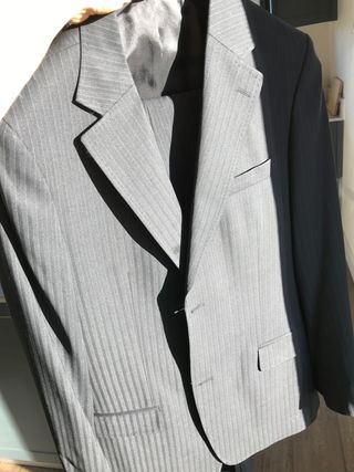 Traje raya diplomática de Zara de segunda mano por 30 EUR en Puente Arce en  WALLAPOP