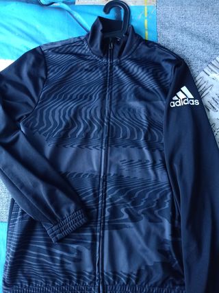 Chaqueta Adidas negra talla S,en perfecto estado de segunda mano por 5 EUR  en Zaragoza en WALLAPOP