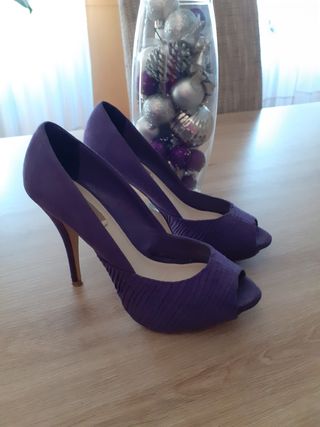 Zapatos tacón morados suede Zara 37 de segunda mano por 18 EUR en Osedo en  WALLAPOP