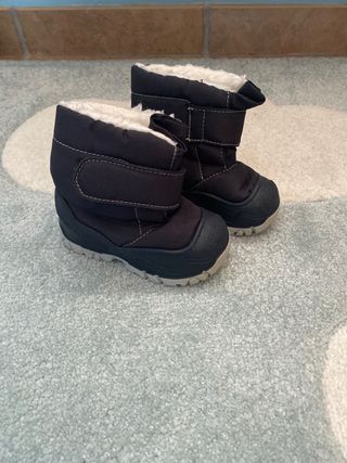 Botas nieve talla 22-23 de segunda mano por 12 EUR en Serranillos del Valle  en WALLAPOP