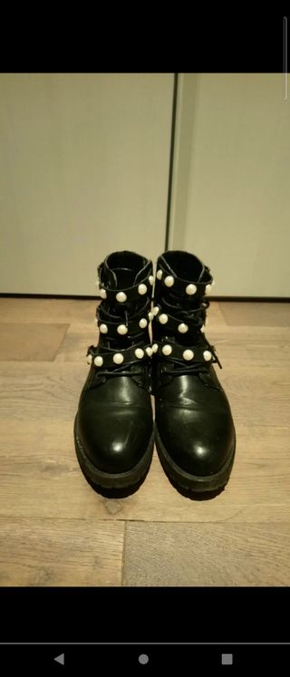 Botas negras con perlas de segunda mano por 10 EUR en Logroño en WALLAPOP