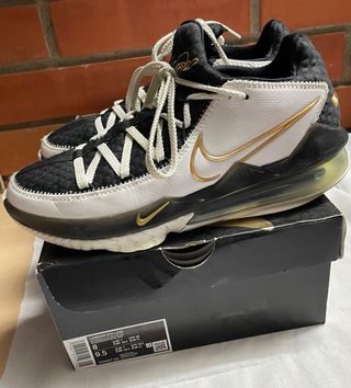 Bambas Básquet LeBron XVII Low Metallic Gold de segunda mano por 40 EUR en  Cornellà de Llobregat en WALLAPOP